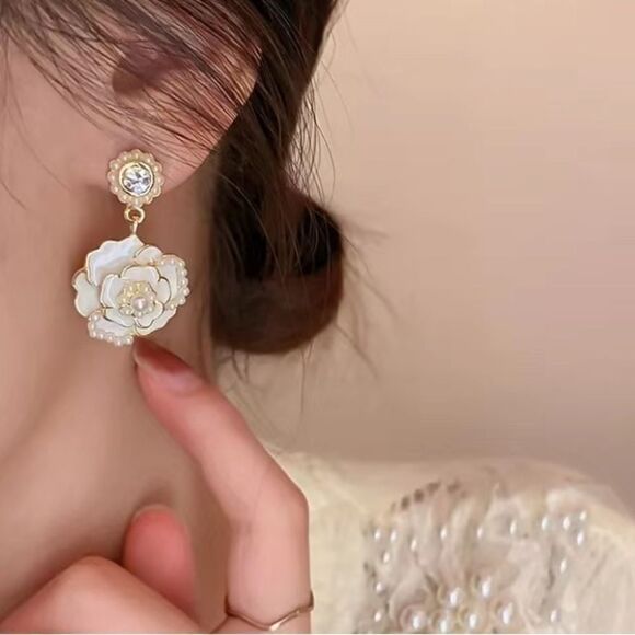🔅🆕🔅Elegant Classy Camellia Flower Pearl Earrings✨available in Black & Cream✨ - Picture 6 of 13